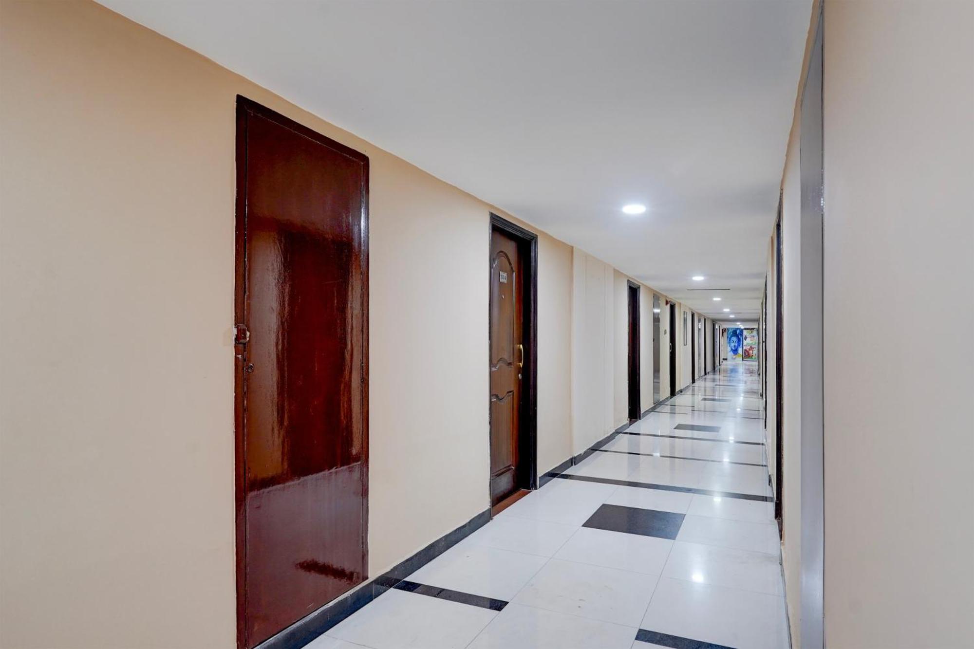 Hotel Super Townhouse Koyambedu Madrás Exterior foto